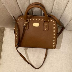 Selling my Michael kors handbag